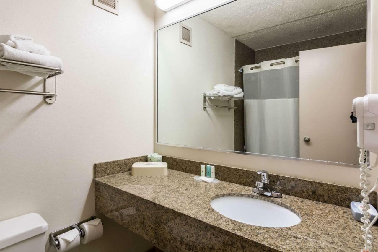 Plaza Inn & Suites Hagerstown Buitenkant foto